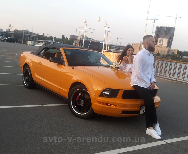 Аренда кабриолета Ford Mustang GT orange с водителем в Киеве