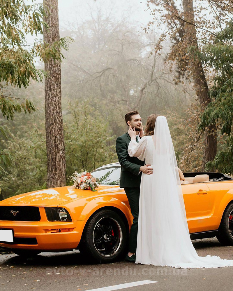 Аренда кабриолета Ford Mustang GT orange с водителем в Киеве