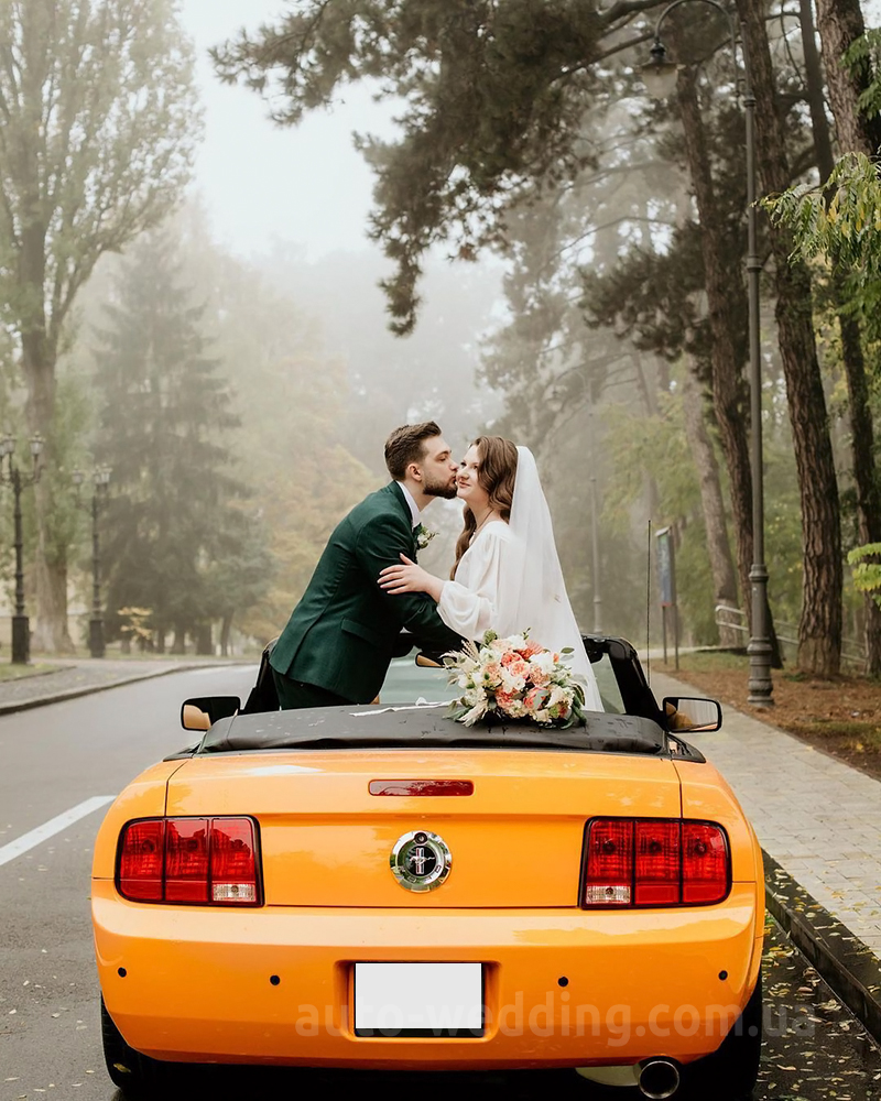 Аренда кабриолета Ford Mustang GT orange с водителем в Киеве