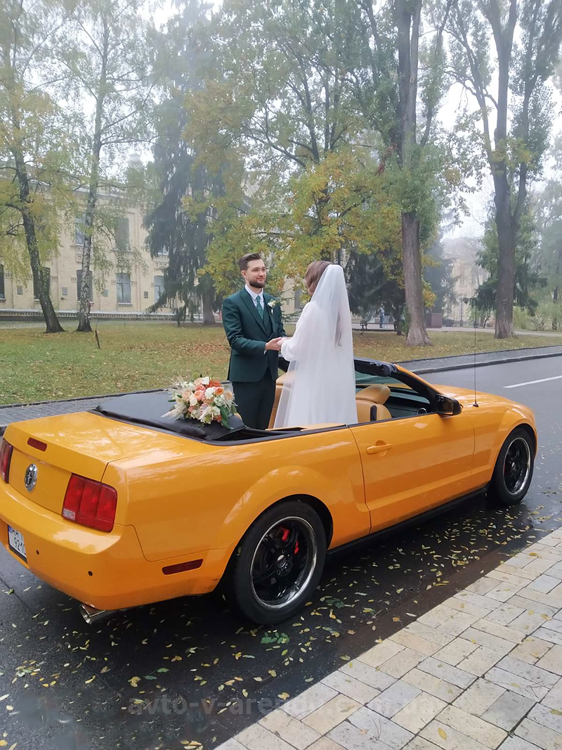 Аренда кабриолета Ford Mustang GT orange с водителем в Киеве