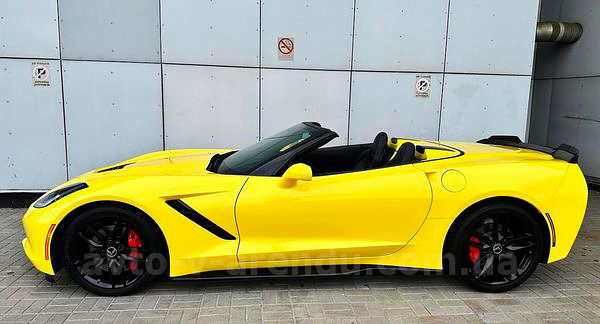 Аренда кабриолета Chevrolete Corvette Stingray с водителем. Прокат авто Шевроле Корвет Стингрей кабриолет желтый без водителя в Киеве