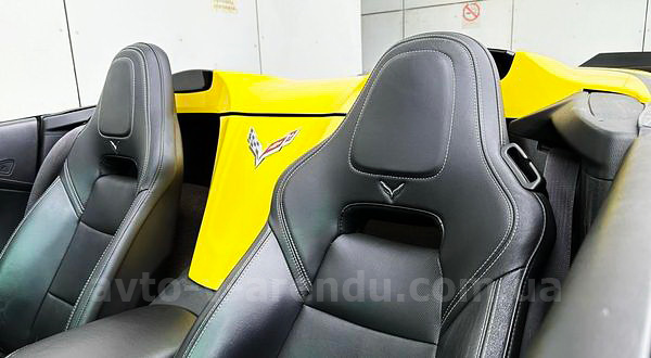 Аренда кабриолета Chevrolete Corvette Stingray с водителем. Прокат авто Шевроле Корвет Стингрей кабриолет желтый без водителя в Киеве