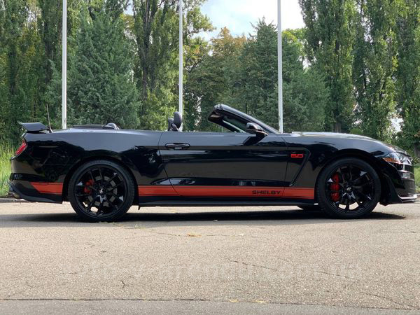 Аренда авто Ford Mustang GT 5.0 черный кабриолет с водителем. Прокат кабриолета Форд Мустанг GT 5.0 без водителя в Киеве