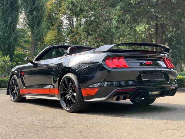Аренда авто Ford Mustang GT 5.0 черный кабриолет с водителем. Прокат кабриолета Форд Мустанг GT 5.0 без водителя в Киеве