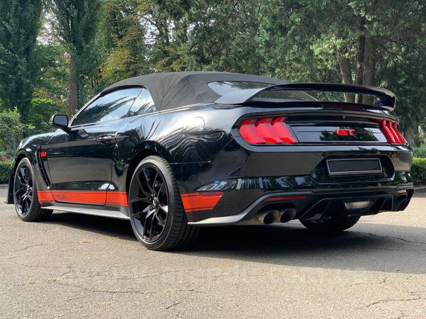 Аренда авто Ford Mustang GT 5.0 черный кабриолет с водителем. Прокат кабриолета Форд Мустанг GT 5.0 без водителя в Киеве