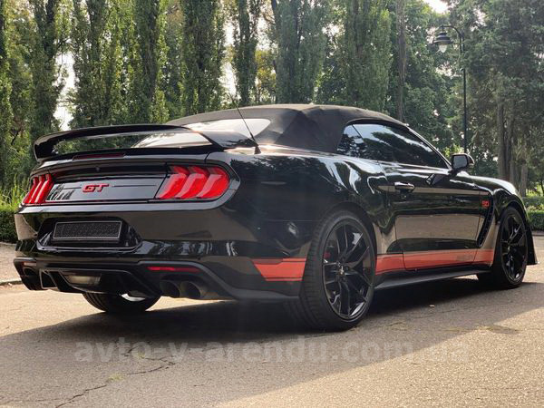 Аренда авто Ford Mustang GT 5.0 черный кабриолет с водителем. Прокат кабриолета Форд Мустанг GT 5.0 без водителя в Киеве