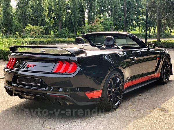 Аренда авто Ford Mustang GT 5.0 черный кабриолет с водителем. Прокат кабриолета Форд Мустанг GT 5.0 без водителя в Киеве