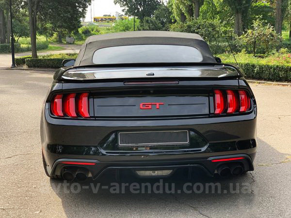 Аренда авто Ford Mustang GT 5.0 черный кабриолет с водителем. Прокат кабриолета Форд Мустанг GT 5.0 без водителя в Киеве