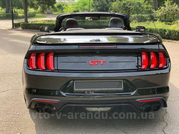 Аренда авто Ford Mustang GT 5.0 черный кабриолет с водителем. Прокат кабриолета Форд Мустанг GT 5.0 без водителя в Киеве