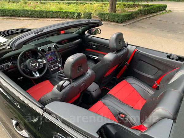 Аренда авто Ford Mustang GT 5.0 черный кабриолет с водителем. Прокат кабриолета Форд Мустанг GT 5.0 без водителя в Киеве