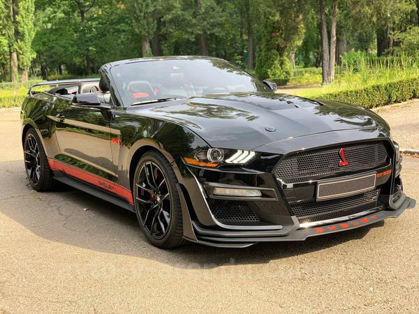 Аренда авто Ford Mustang GT 5.0 черный кабриолет с водителем. Прокат кабриолета Форд Мустанг GT 5.0 без водителя в Киеве