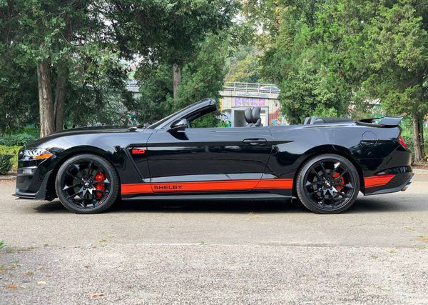 Аренда авто Ford Mustang GT 5.0 черный кабриолет с водителем. Прокат кабриолета Форд Мустанг GT 5.0 без водителя в Киеве