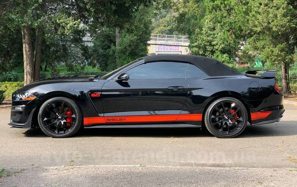 Аренда авто Ford Mustang GT 5.0 черный кабриолет с водителем. Прокат кабриолета Форд Мустанг GT 5.0 без водителя в Киеве