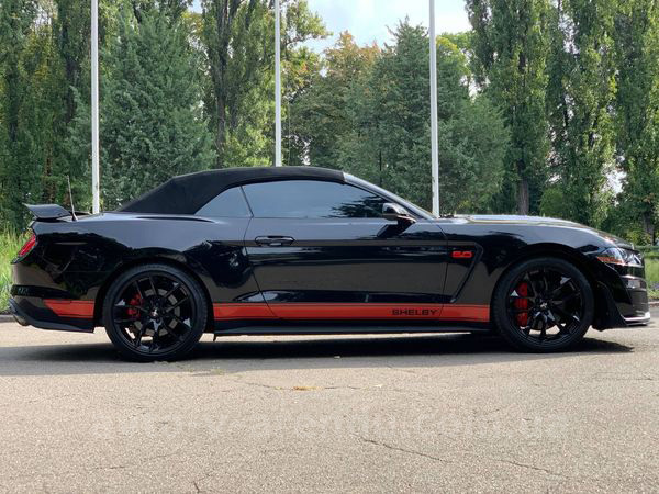 Аренда авто Ford Mustang GT 5.0 черный кабриолет с водителем. Прокат кабриолета Форд Мустанг GT 5.0 без водителя в Киеве