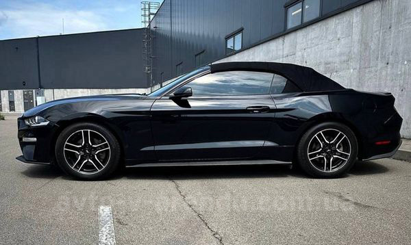 Аренда авто Ford Mustang GT черный кабриолет с водителем. Прокат кабриолета Форд Мустанг GT без водителя в Киеве