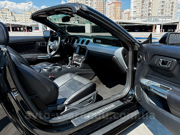 Аренда авто Ford Mustang GT черный кабриолет с водителем. Прокат кабриолета Форд Мустанг GT без водителя в Киеве