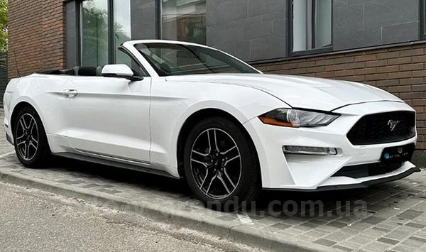 Аренда авто Ford Mustang GT white кабриолет с водителем. Прокат кабриолета Форд Мустанг GT белый без водителя в Киеве