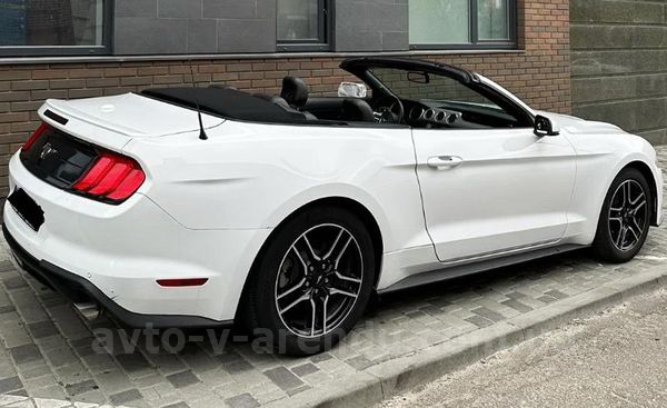 Аренда авто Ford Mustang GT white кабриолет с водителем. Прокат кабриолета Форд Мустанг GT белый без водителя в Киеве