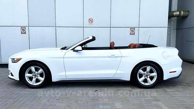 Аренда авто Ford Mustang GT white кабриолет с водителем. Прокат кабриолета Форд Мустанг GT белый без водителя в Киеве
