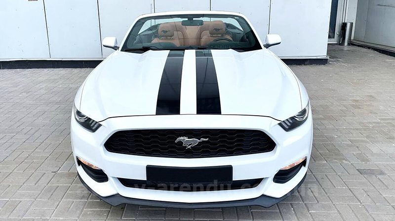 Аренда авто Ford Mustang GT white кабриолет с водителем. Прокат кабриолета Форд Мустанг GT белый без водителя в Киеве
