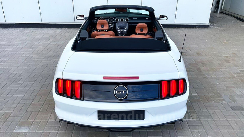 Аренда авто Ford Mustang GT white кабриолет с водителем. Прокат кабриолета Форд Мустанг GT белый без водителя в Киеве