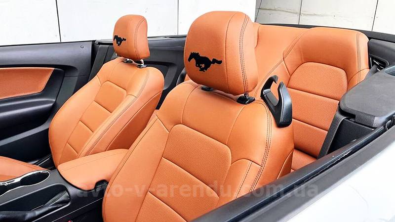 Аренда авто Ford Mustang GT white кабриолет с водителем. Прокат кабриолета Форд Мустанг GT белый без водителя в Киеве