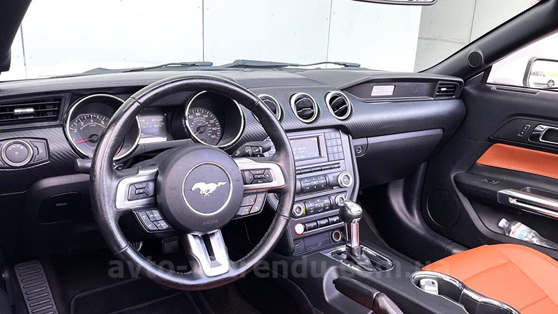 Аренда авто Ford Mustang GT white кабриолет с водителем. Прокат кабриолета Форд Мустанг GT белый без водителя в Киеве