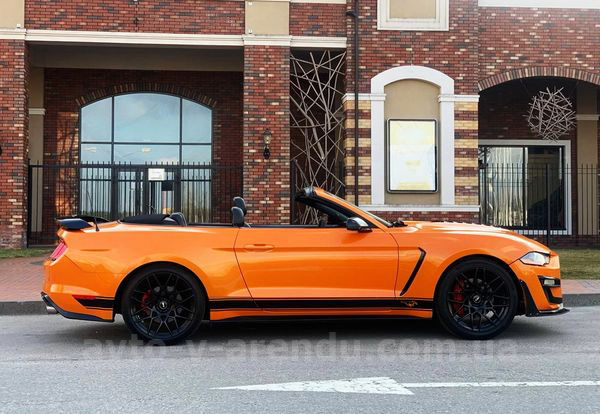 Аренда авто Ford Mustang GT оранжевый кабриолет с водителем. Прокат кабриолета Форд Мустанг GT без водителя в Киеве
