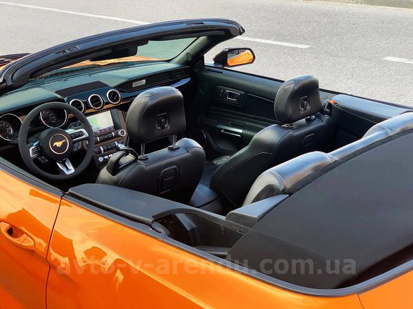 Аренда авто Ford Mustang GT оранжевый кабриолет с водителем. Прокат кабриолета Форд Мустанг GT без водителя в Киеве