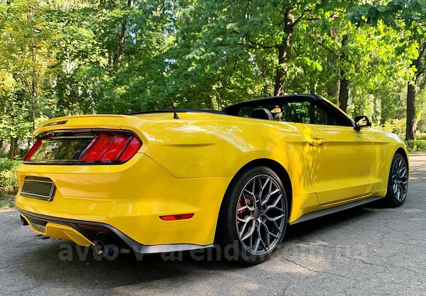 Аренда авто Ford Mustang GT желтый кабриолет с водителем. Прокат кабриолета Форд Мустанг GT без водителя в Киеве
