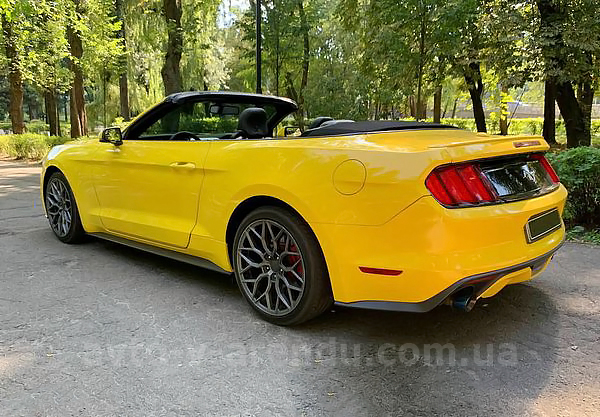 Аренда авто Ford Mustang GT желтый кабриолет с водителем. Прокат кабриолета Форд Мустанг GT без водителя в Киеве