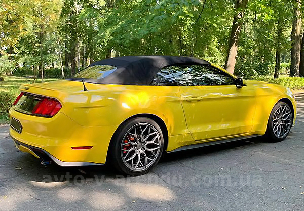 Аренда авто Ford Mustang GT желтый кабриолет с водителем. Прокат кабриолета Форд Мустанг GT без водителя в Киеве