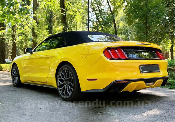 Аренда авто Ford Mustang GT желтый кабриолет с водителем. Прокат кабриолета Форд Мустанг GT без водителя в Киеве
