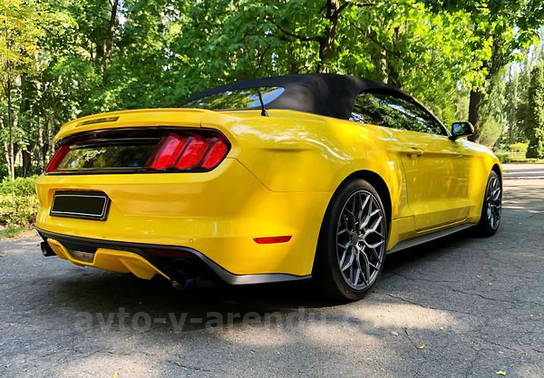 Аренда авто Ford Mustang GT желтый кабриолет с водителем. Прокат кабриолета Форд Мустанг GT без водителя в Киеве