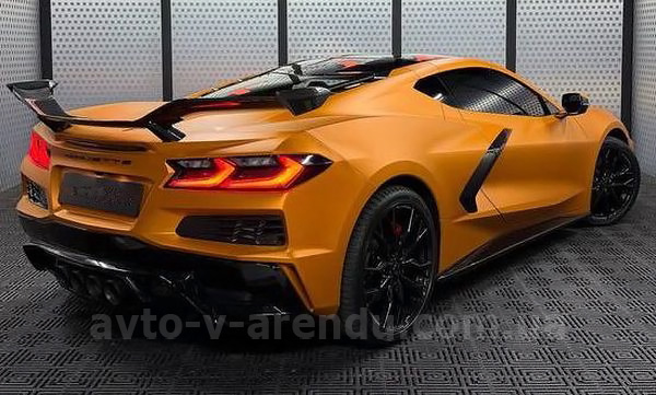 Аренда спорткара Chevrolet Corvette C8 с водителем, прокат авто Шевроле Корвет C8 без водителя в Киеве