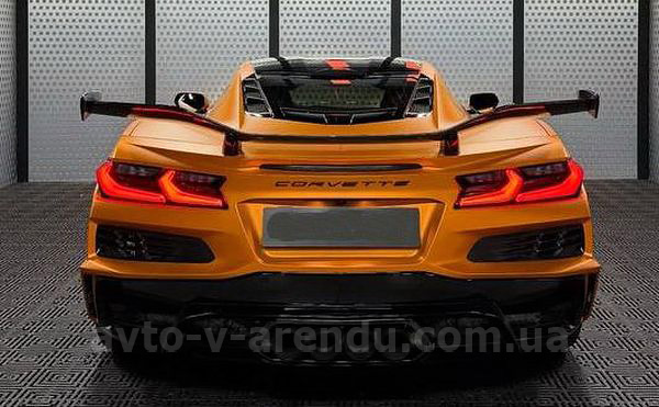 Аренда спорткара Chevrolet Corvette C8 с водителем, прокат авто Шевроле Корвет C8 без водителя в Киеве