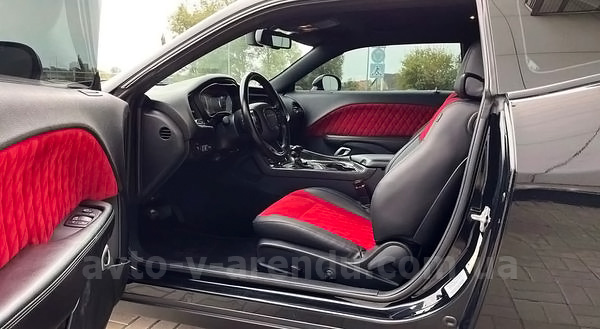 Аренда авто Додж Челленджер черный с водителем, прокат авто Dodge Challenger 3.6 black без водителя в Киеве