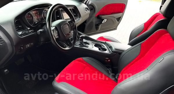 Аренда авто Додж Челленджер черный с водителем, прокат авто Dodge Challenger 3.6 black без водителя в Киеве