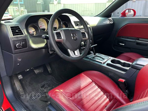 Аренда авто Dodge Challenger красный с водителем, прокат авто Додж Челленджер 3.6 без водителя в Киеве