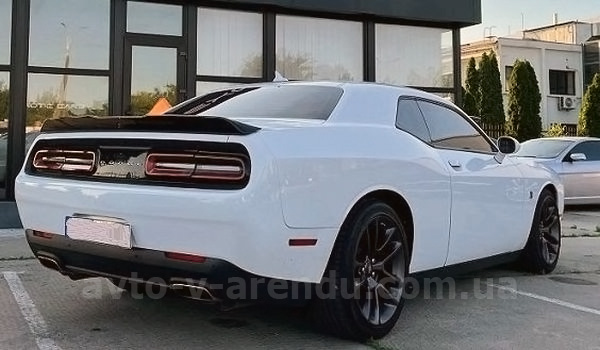 Аренда авто Dodge Challenger 6.4 белый с водителем, прокат авто Додж Челленджер без водителя в Киеве