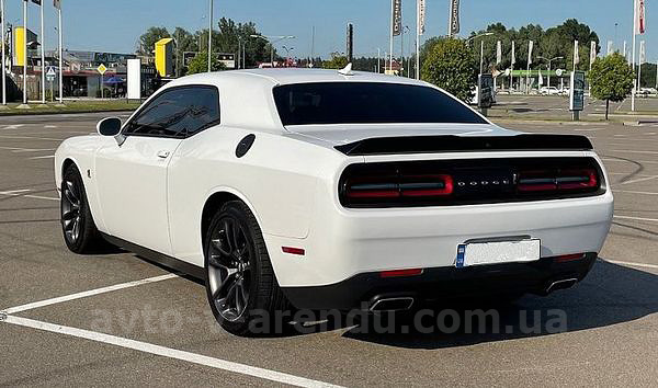 Аренда авто Dodge Challenger 6.4 белый с водителем, прокат авто Додж Челленджер без водителя в Киеве