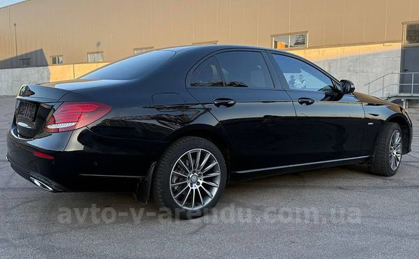 Аренда E-class Mercedes-Benz W213 с водителем Киев. Прокат авто Мерседес W213 без водителя в Киеве