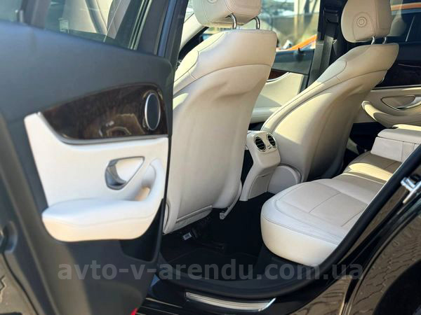 Аренда E-class Mercedes-Benz W213 с водителем Киев. Прокат авто Мерседес W213 без водителя в Киеве