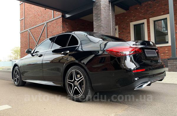 Аренда авто Mercedes-Benz E-class W213 HIBRYD с водителем. Прокат авто Мерседес W213 без водителя в Киеве