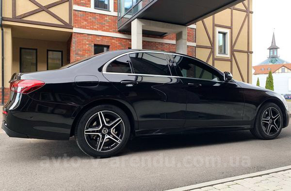 Аренда авто Mercedes-Benz E-class W213 HIBRYD с водителем. Прокат авто Мерседес W213 без водителя в Киеве