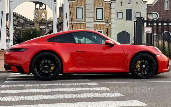 Аренда авто Porsche 911 Carrera GTS красный с водителем, прокат авто Порше 911 Каррера GTS без водителя в Киеве