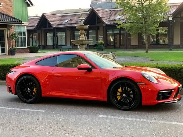 Аренда авто Porsche 911 Carrera GTS красный с водителем, прокат авто Порше 911 Каррера GTS без водителя в Киеве