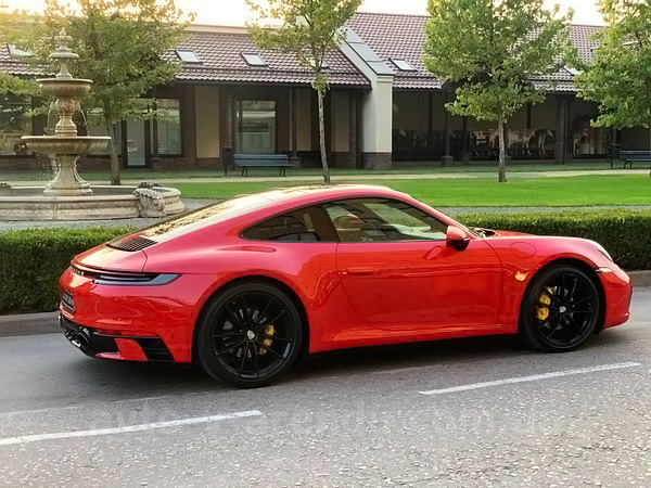 Аренда авто Porsche 911 Carrera GTS красный с водителем, прокат авто Порше 911 Каррера GTS без водителя в Киеве
