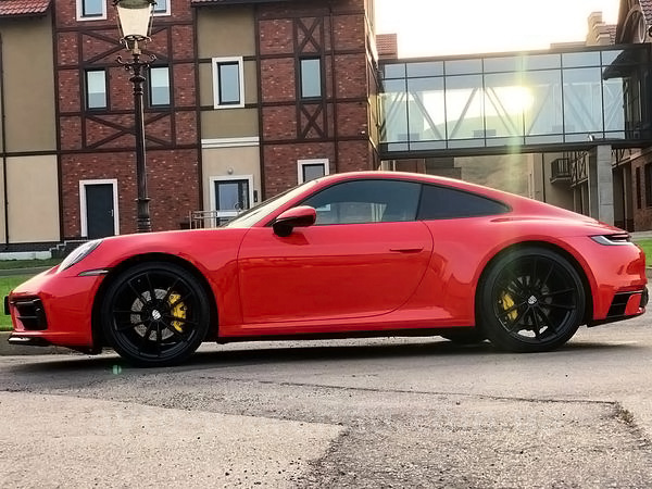 Аренда авто Porsche 911 Carrera GTS красный с водителем, прокат авто Порше 911 Каррера GTS без водителя в Киеве