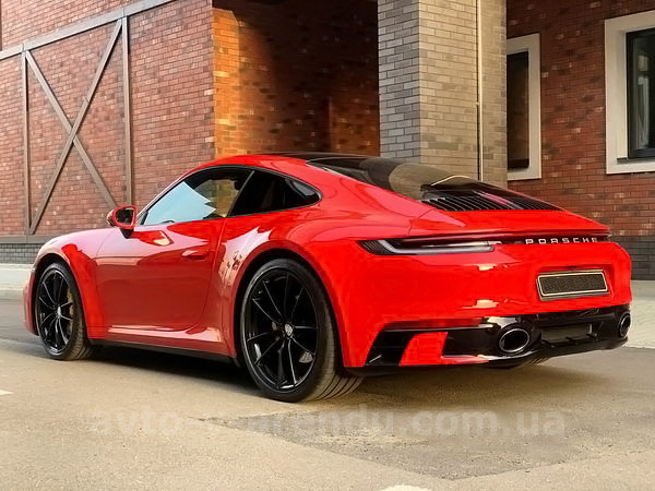 Аренда авто Porsche 911 Carrera GTS красный с водителем, прокат авто Порше 911 Каррера GTS без водителя в Киеве